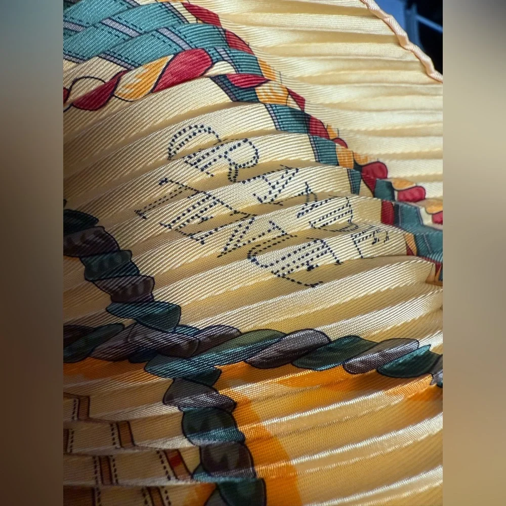 HERMÈS Grande Tenue Pleated Silk Scarf - Picture 4 of 7